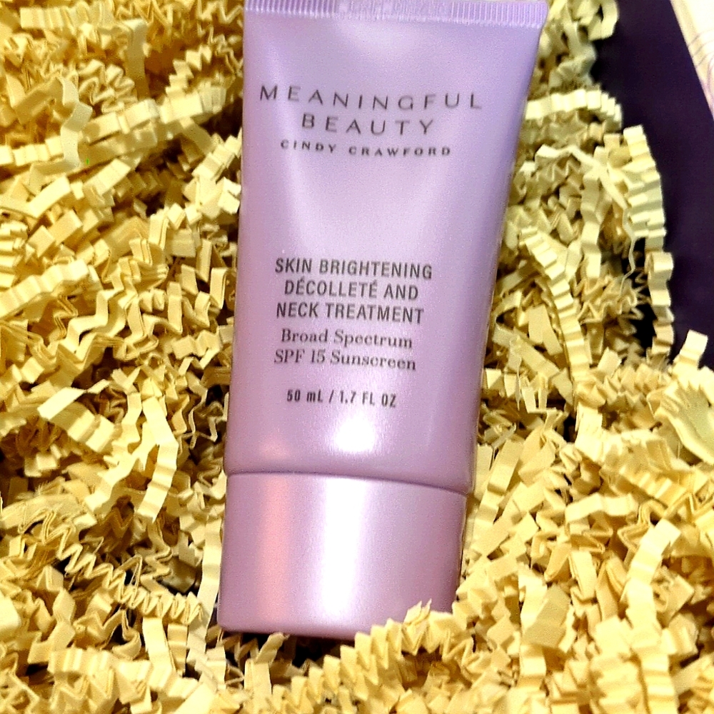 Meaningful Beauty: Skin Brightening Décolleté